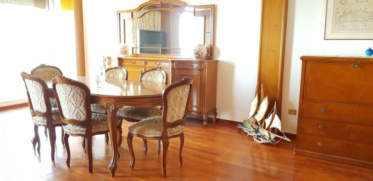 Perfect Beachfront Apartment Athena Bagian luar foto